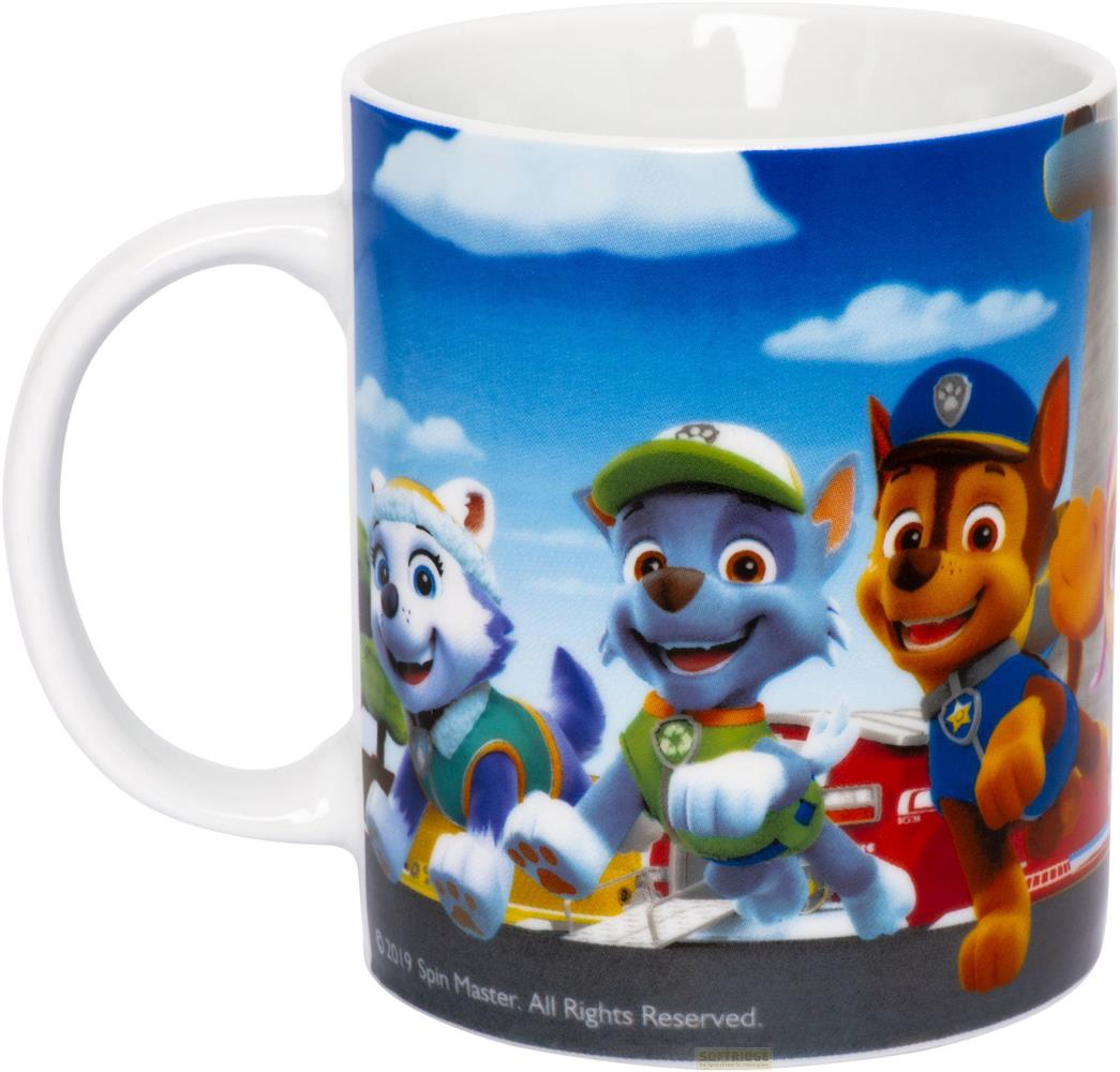 Eine Tasse mit Paw Patrol Hunden: Everest, Rocky und Chase vor blauem Himmel.