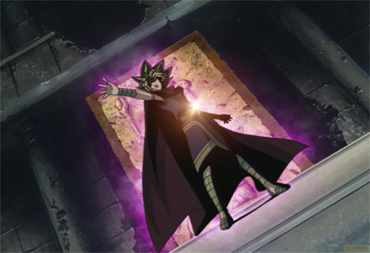 Un personaggio anime con mantello scuro davanti a un portale luminoso.