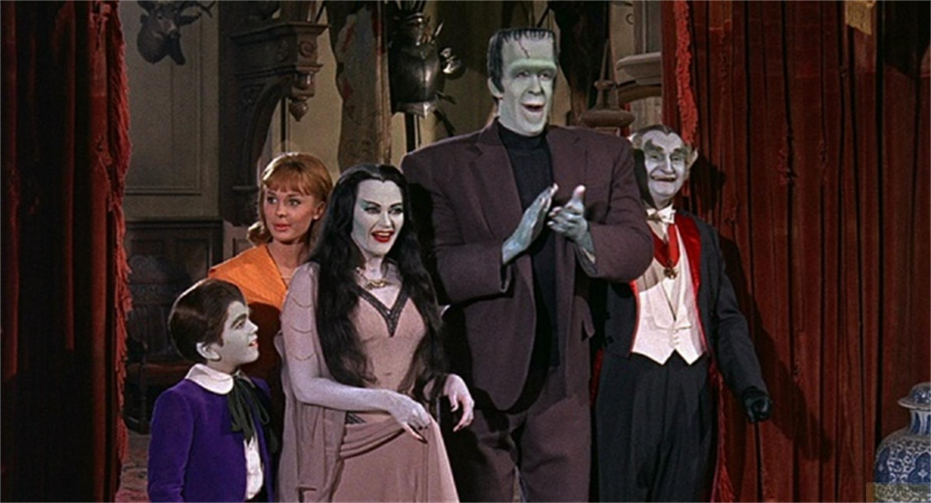 Cinque personaggi, tra cui un mostro di Frankenstein, una vampira e un ragazzo dalla pelle grigia.