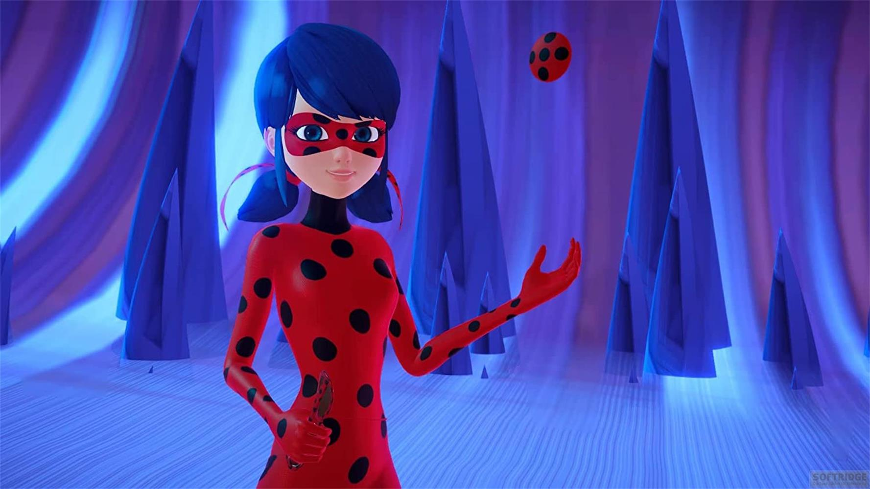 Ladybug wirft einen roten Ball mit schwarzen Punkten in die Luft. Sie trägt einen roten Anzug.