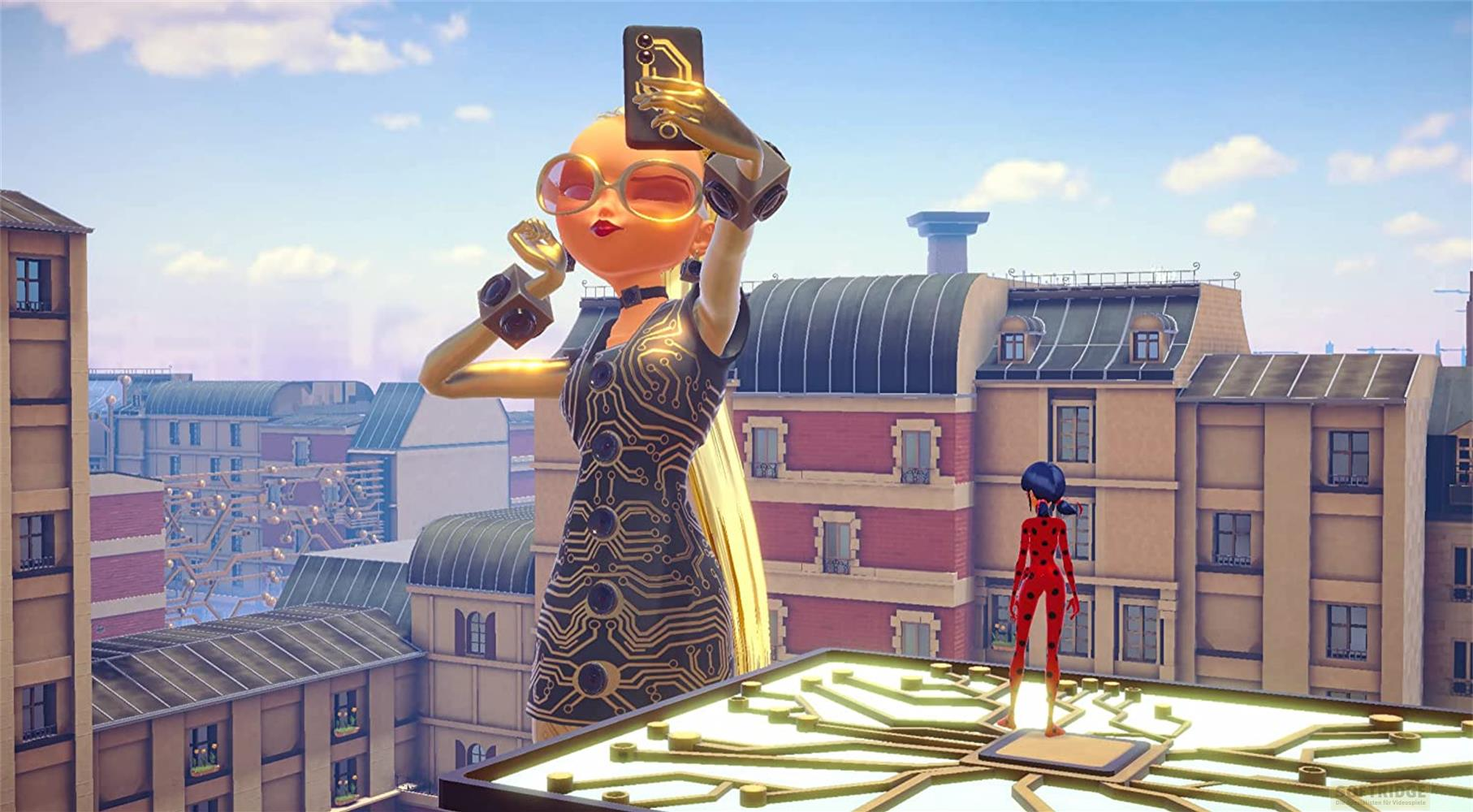 Eine riesige goldene Figur mit Sonnenbrille macht ein Selfie, Ladybug steht klein daneben.