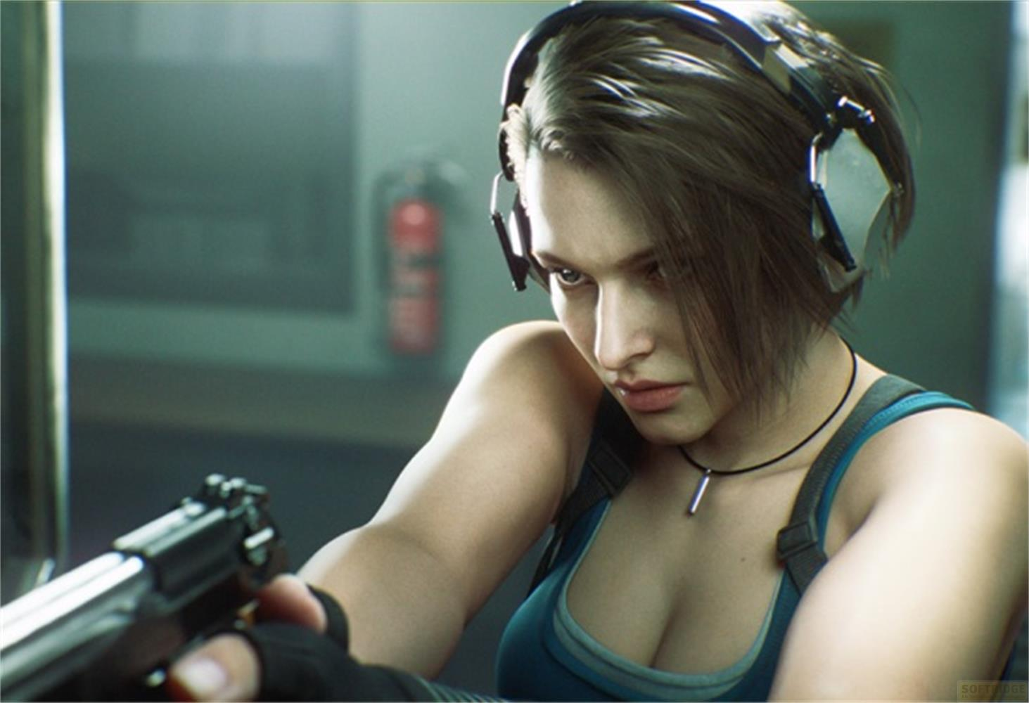 Una donna con cuffie tiene una pistola, con un estintore sullo sfondo.