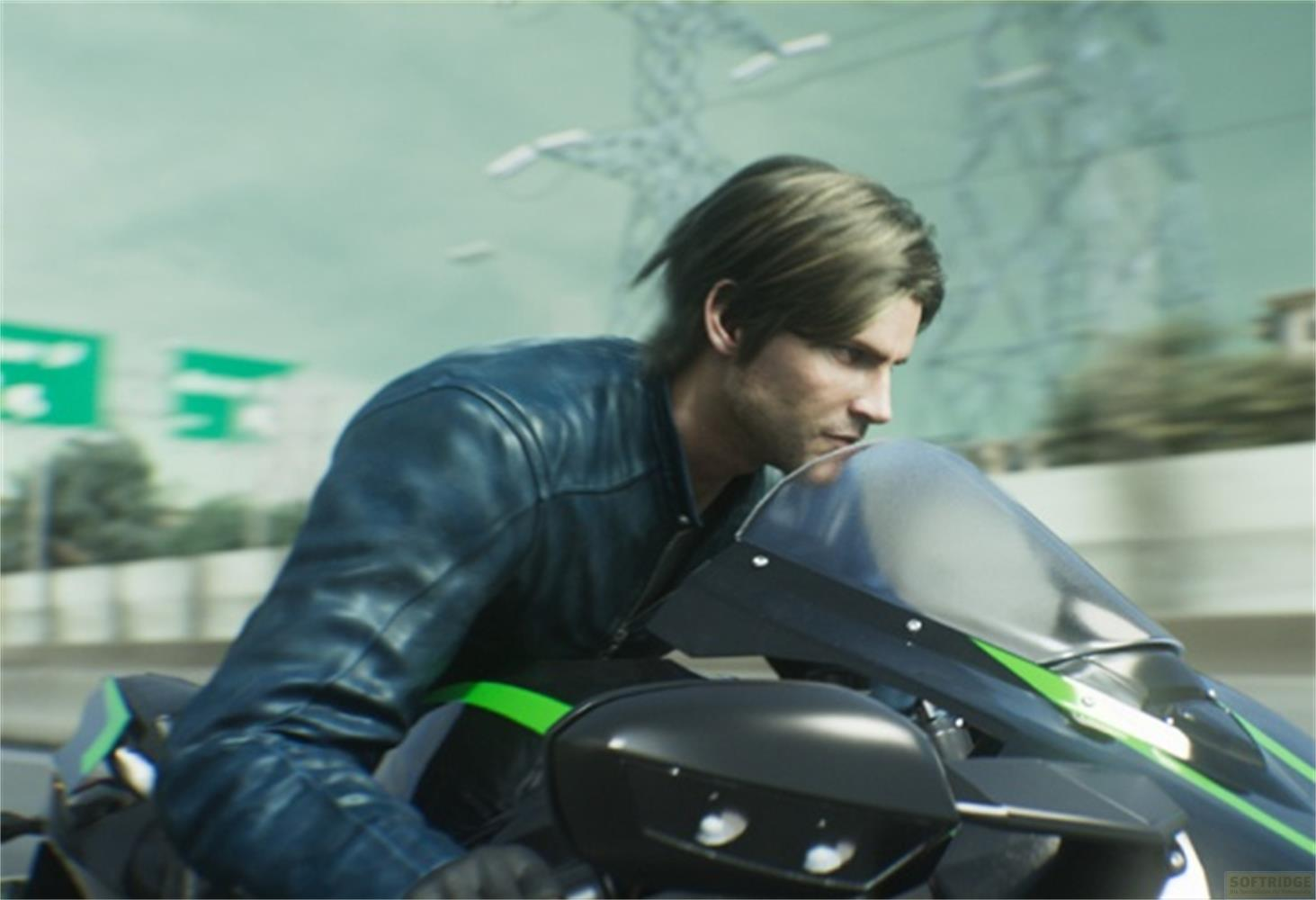 Uomo in moto su strada, indossa giacca di pelle blu. Moto verde e nera.