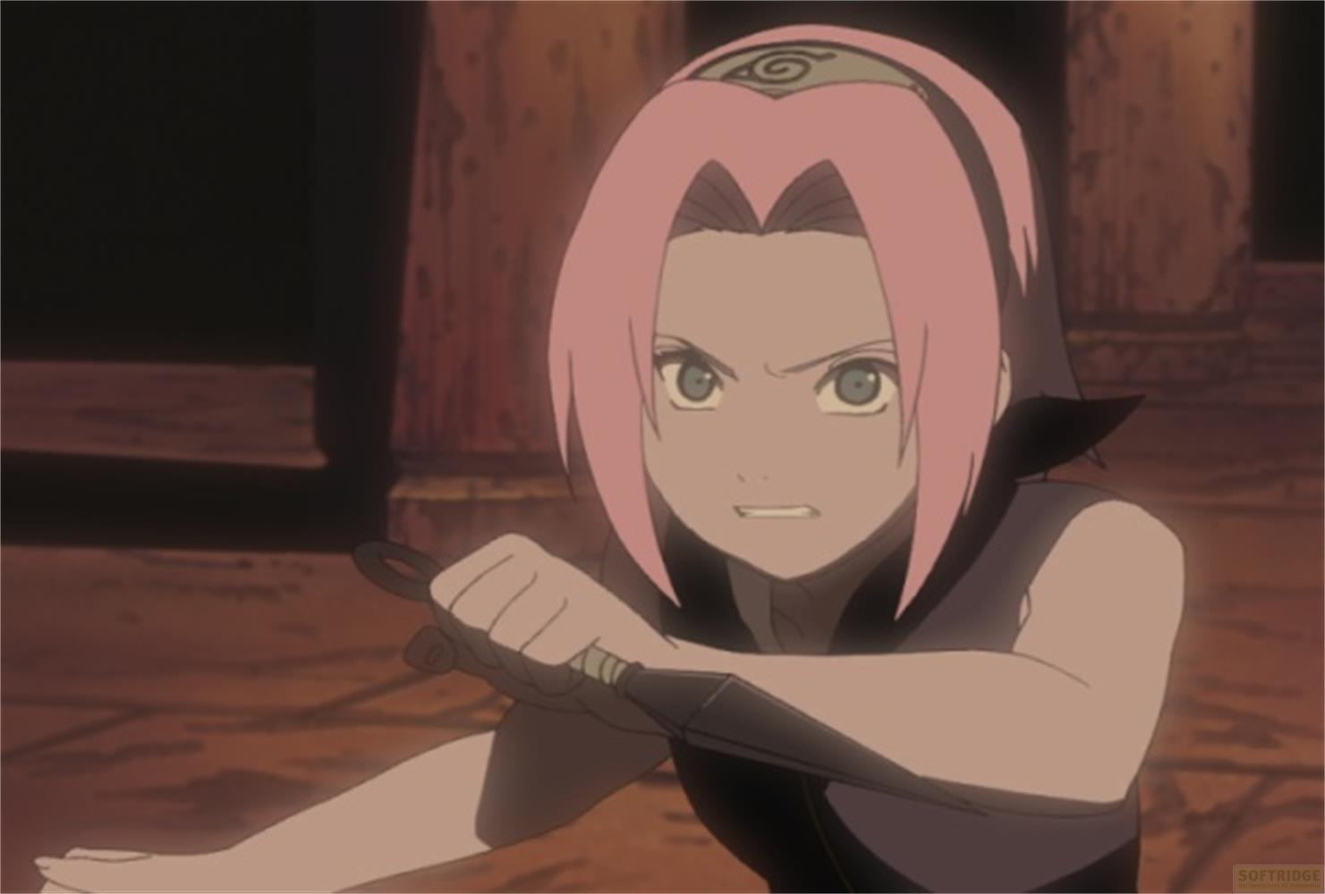 Un personnage d'anime aux cheveux roses tient un kunai.