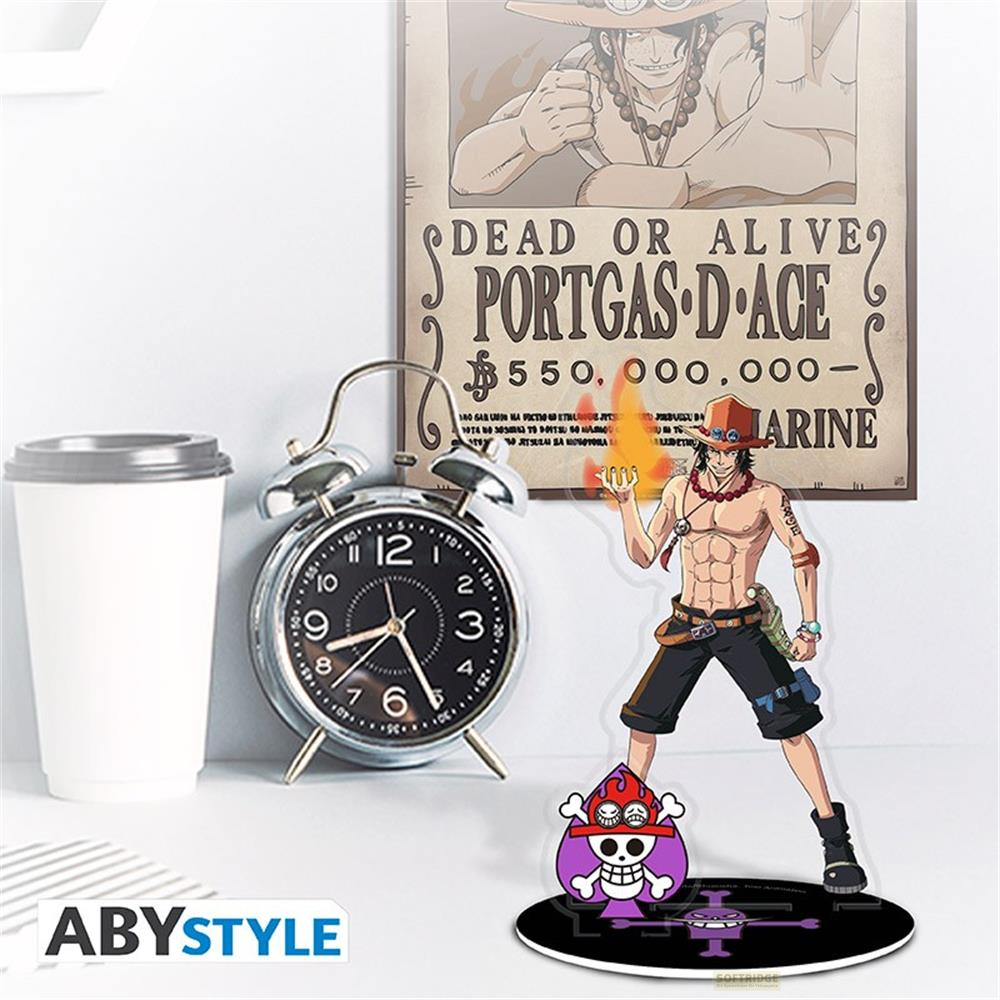 Ein Anime-Poster von Portgas D. Ace, eine Figur und eine Kaffeetasse auf einem Tisch.