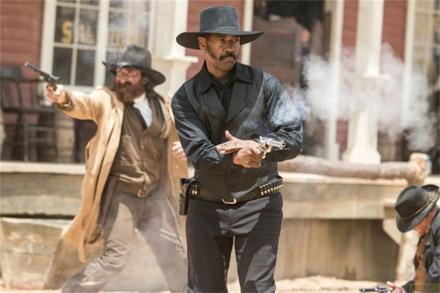Des hommes dans le Far West tirent des revolvers devant un saloon.