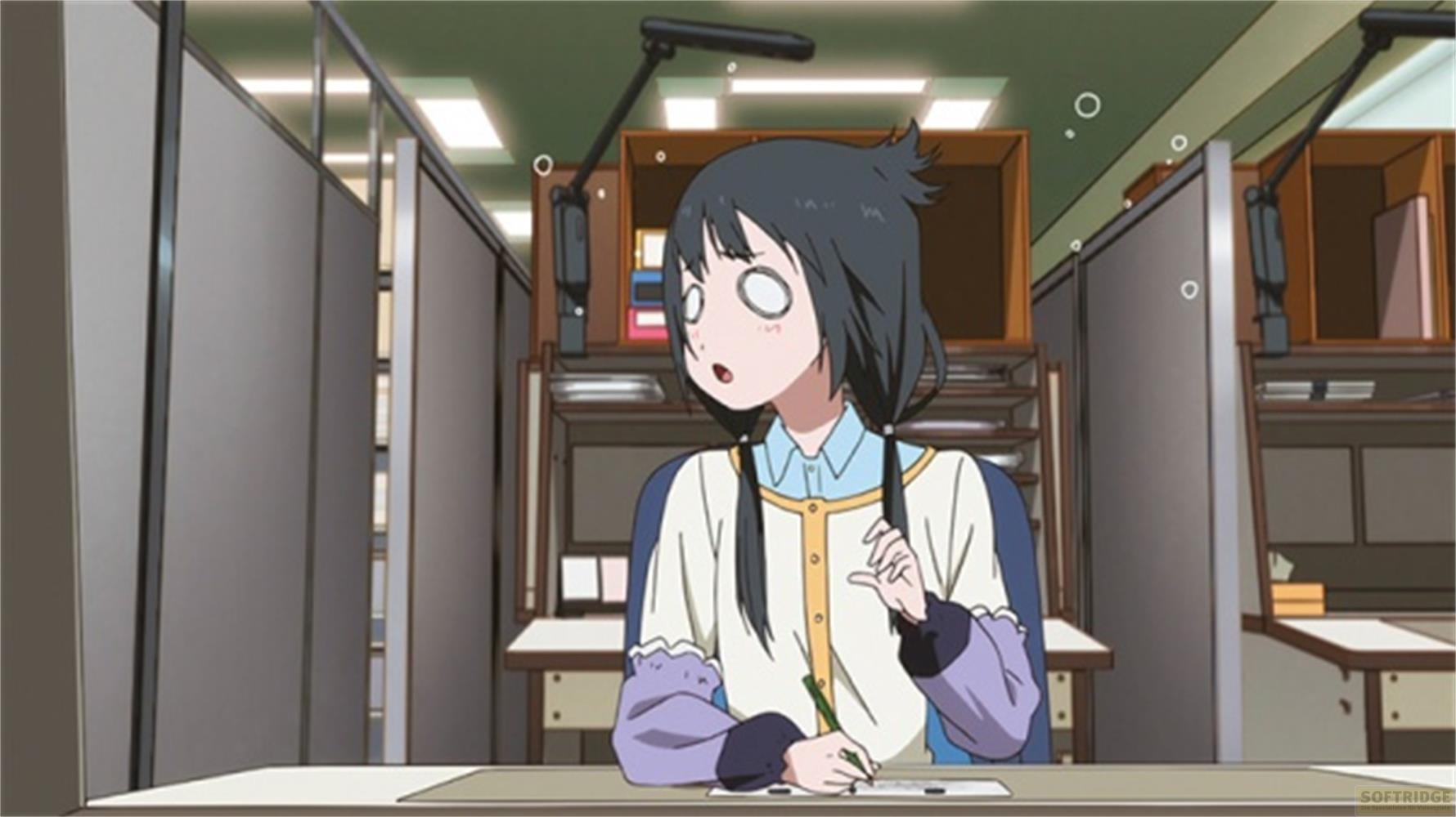 Ragazza anime con occhi spalancati scrive alla scrivania in ufficio.