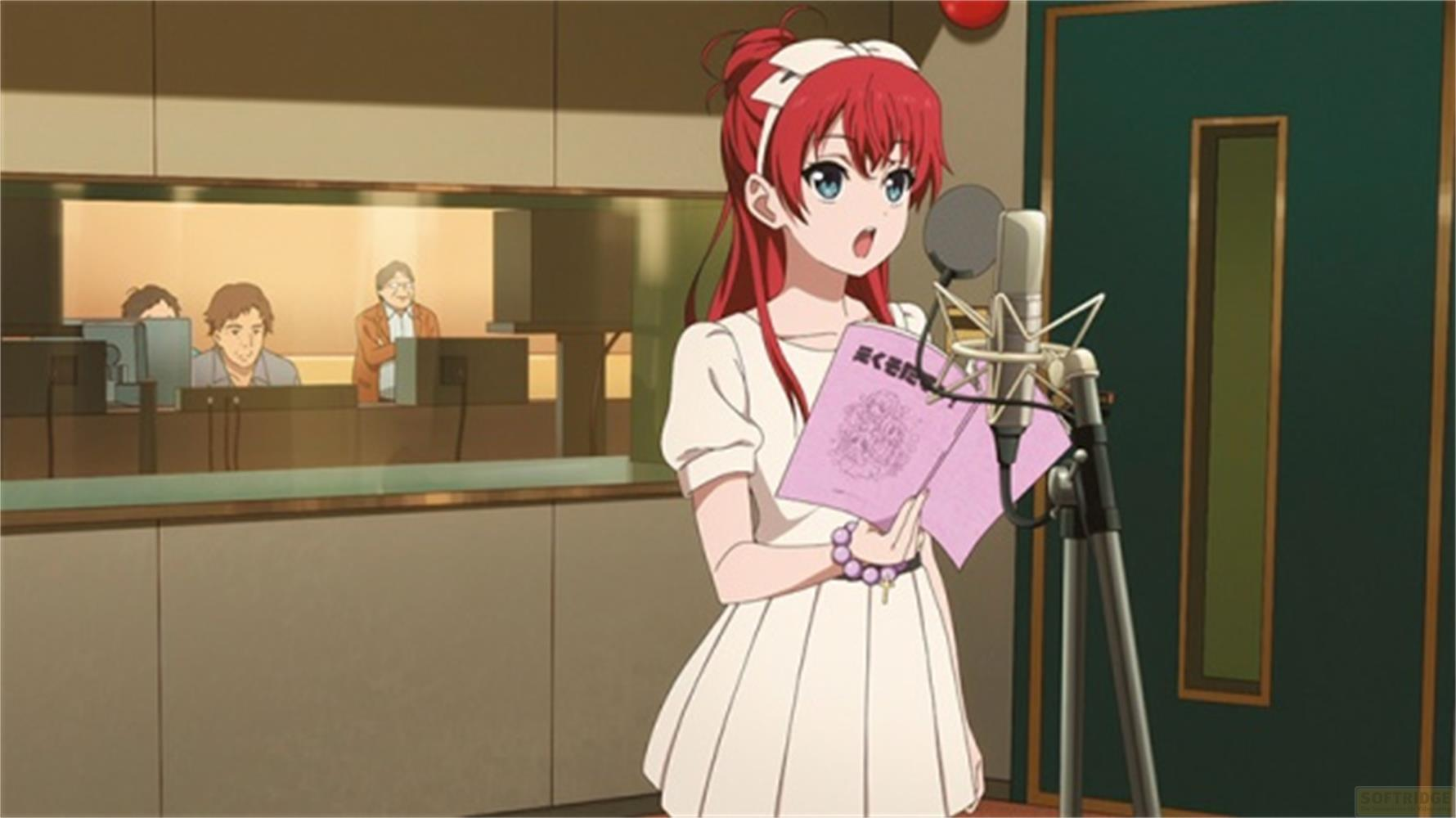 Una ragazza anime dai capelli rossi parla in un microfono tenendo un libro.