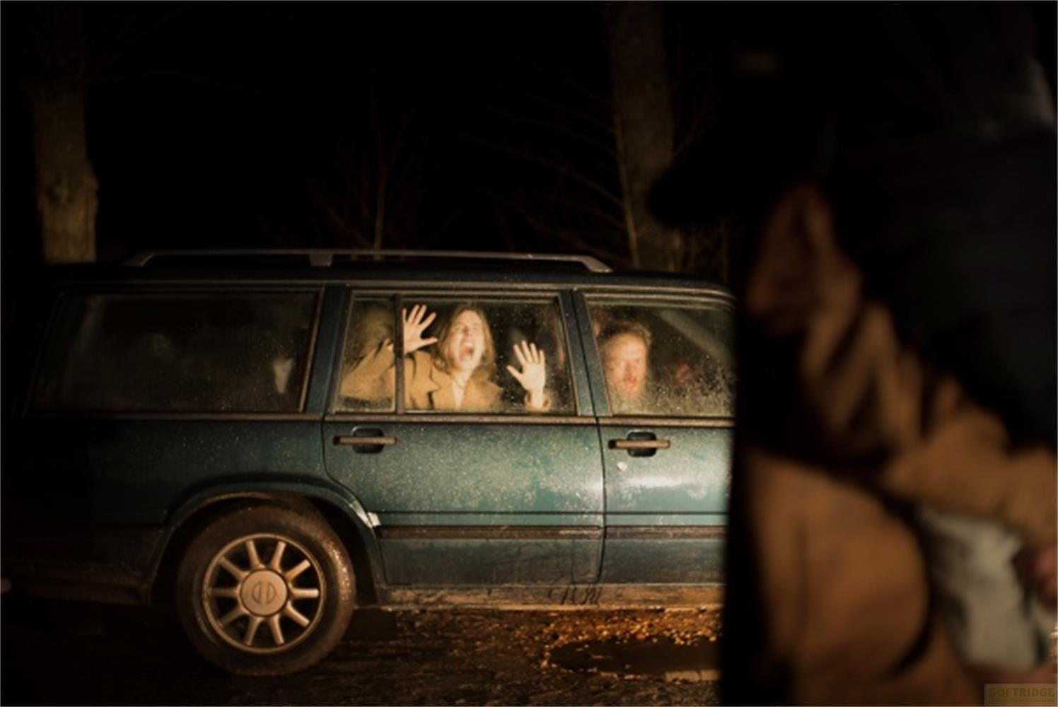 Donne urlano in auto, mani sul finestrino, notte buia.