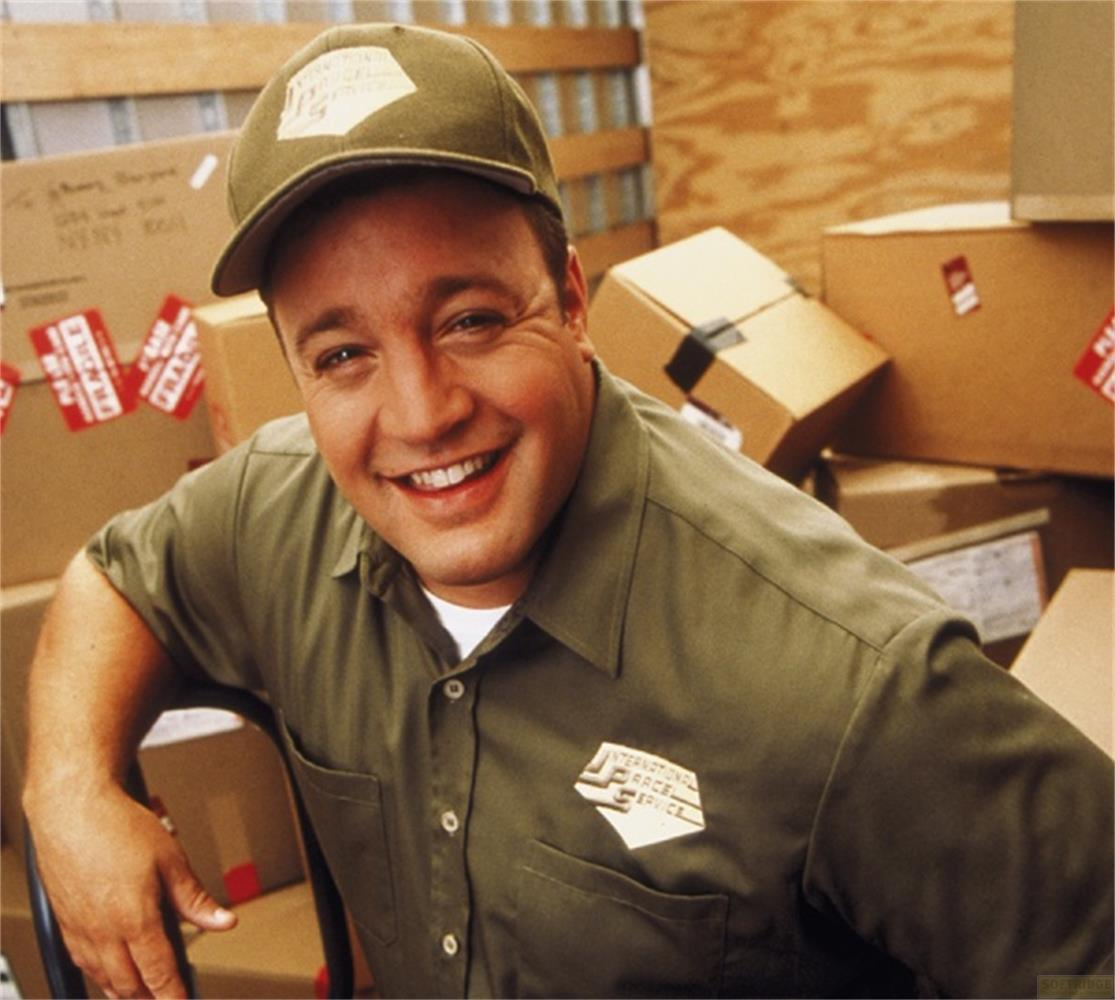 Un uomo sorridente in uniforme posa con molte scatole.