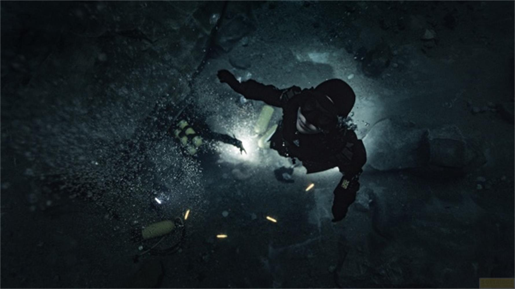 Due subacquei in grotta buia con luci e bolle.