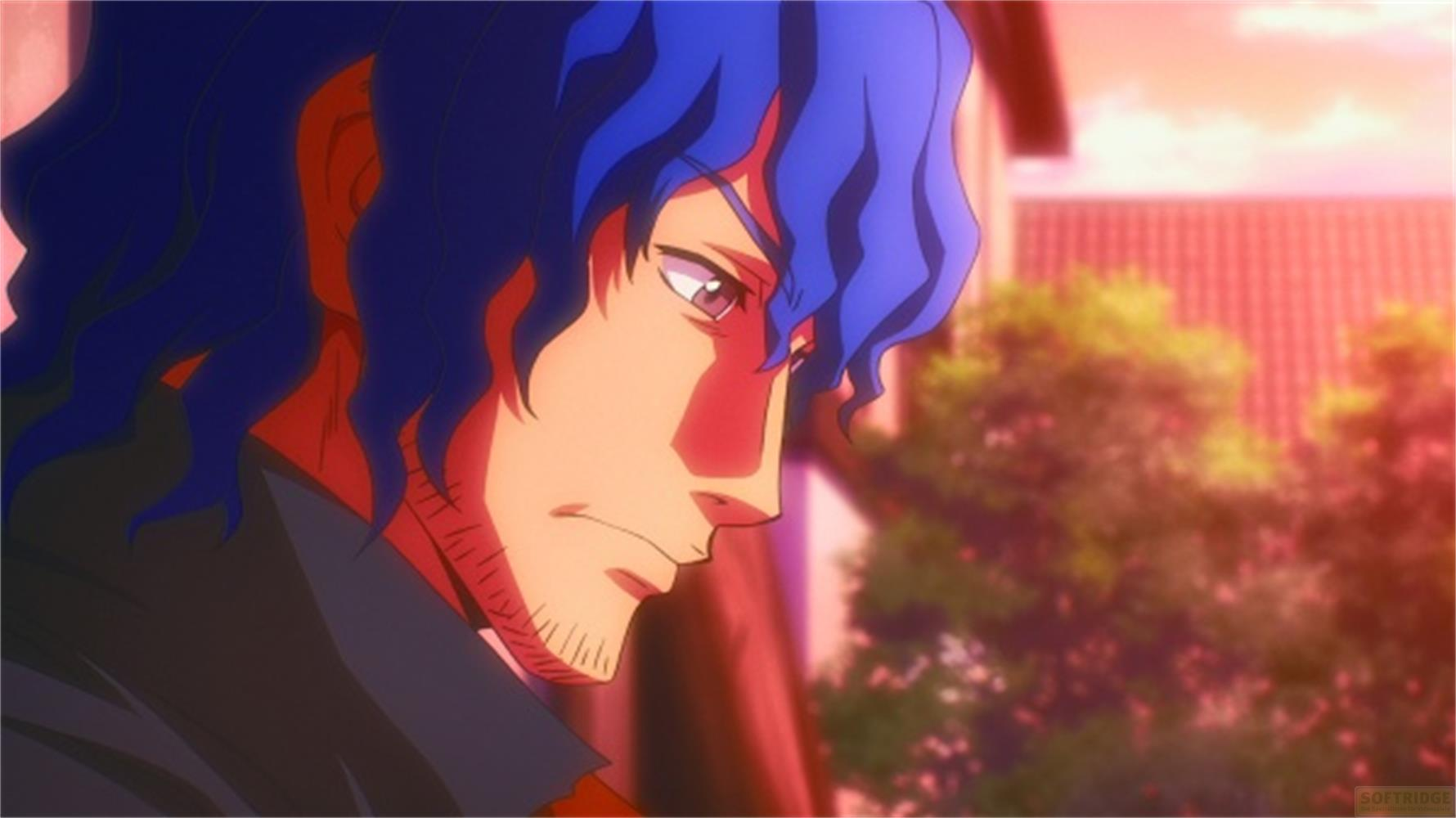 Ein Mann mit blauen Haaren blickt nach unten, sein Gesicht ist im Schatten.