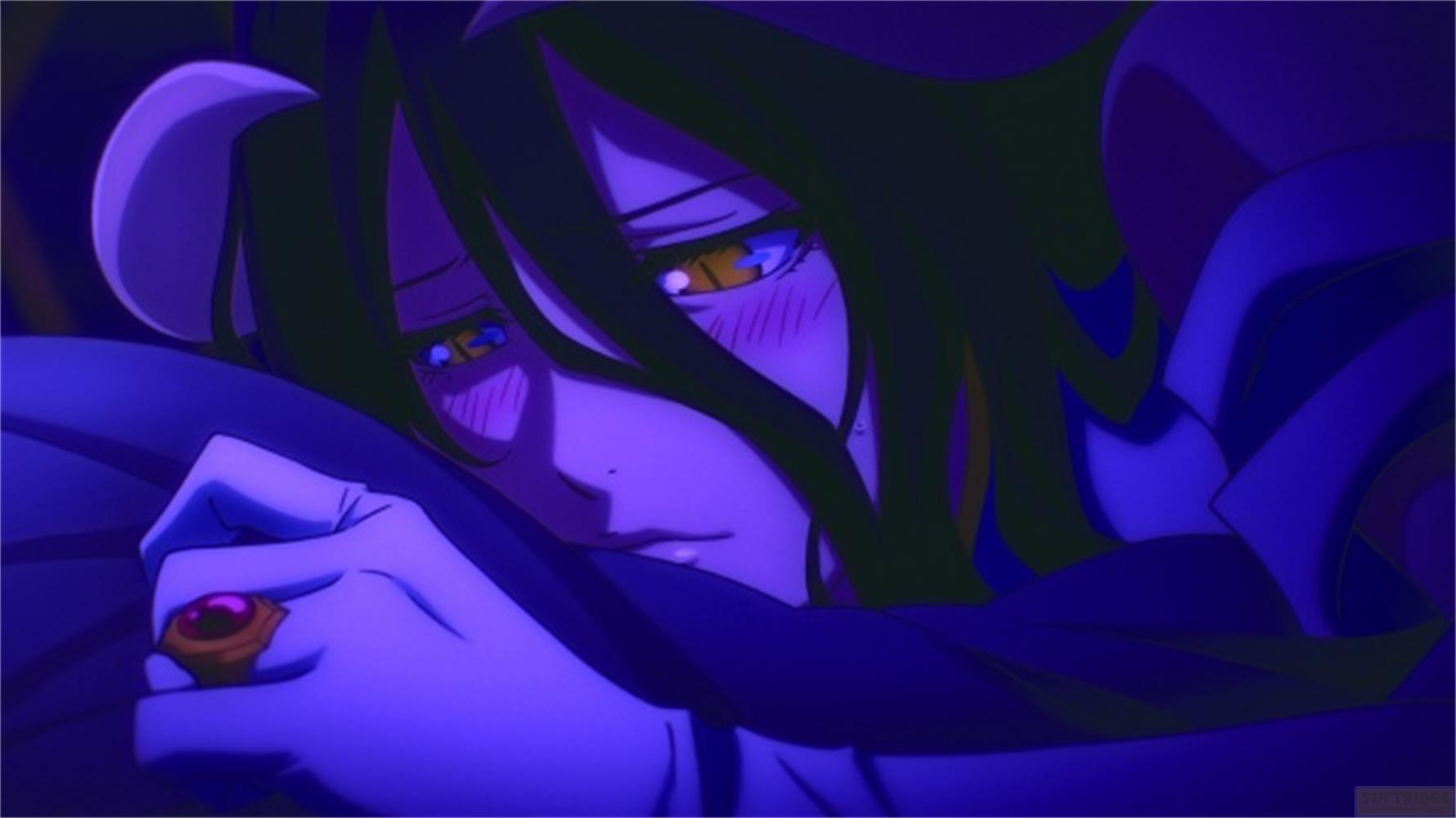 Anime-Charakter mit gelben Augen, umarmt eine Decke, trägt einen Ring.
