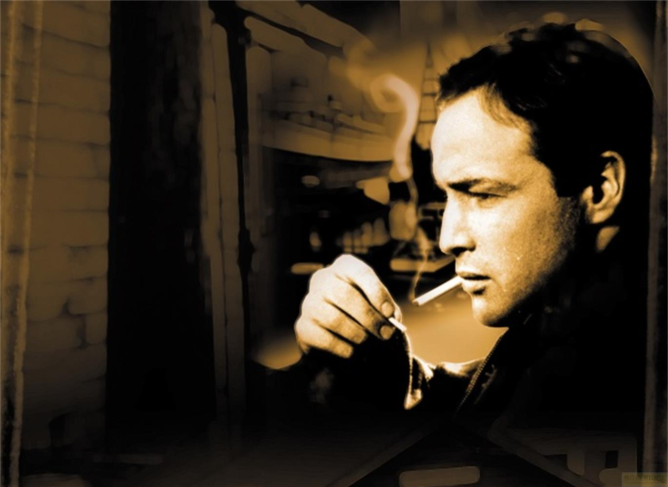 Un homme fume une cigarette, la fumée monte. Ton sépia.