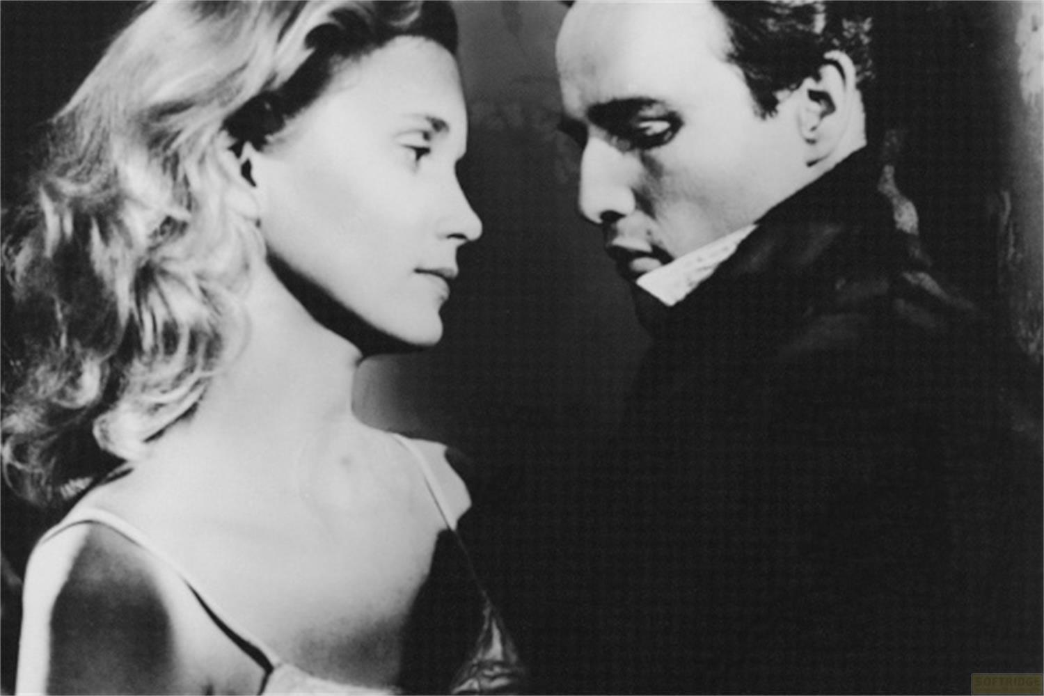 Portrait en noir et blanc de deux personnes se regardant.