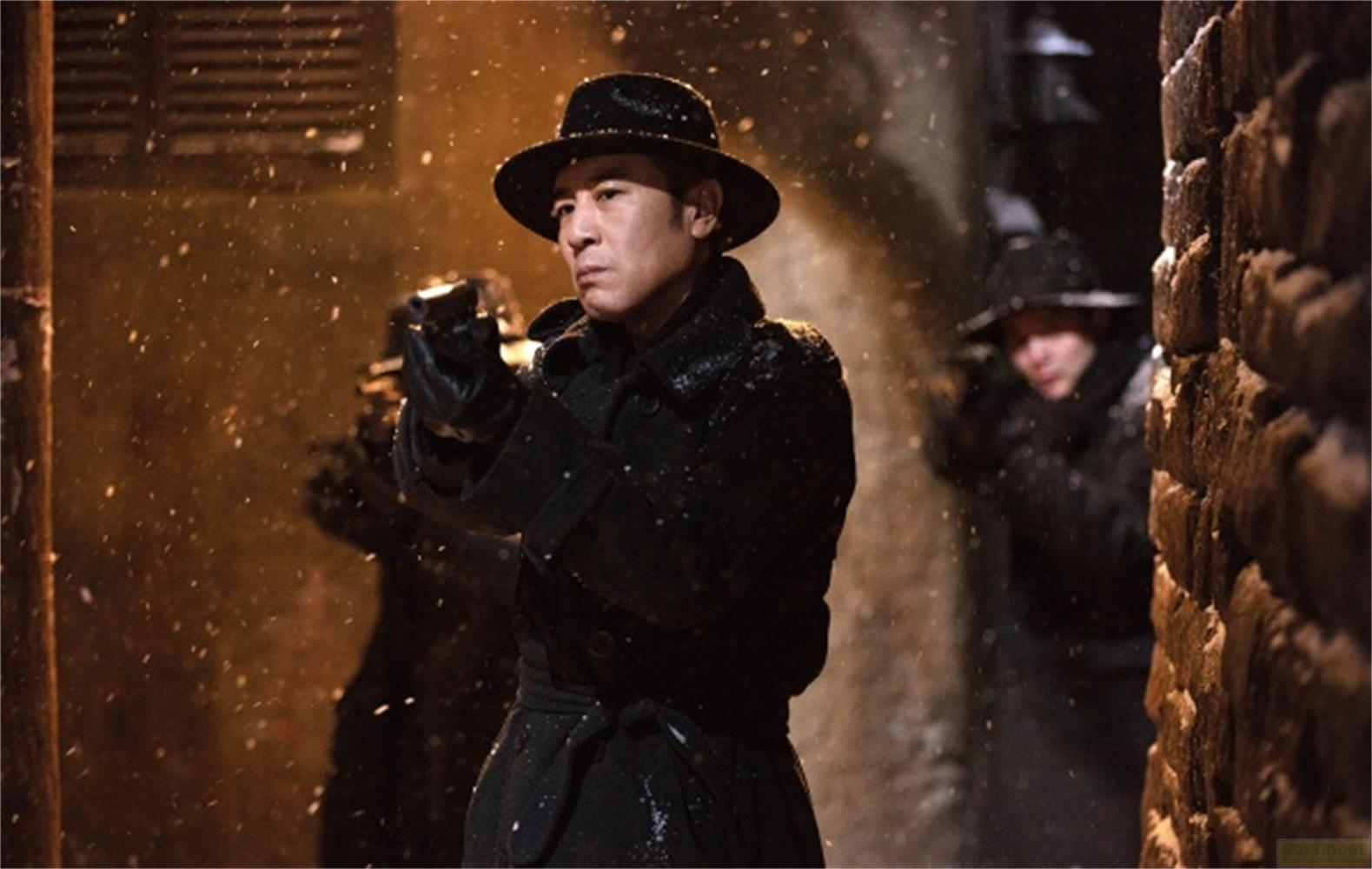 Uomo con cappello e cappotto punta pistola.
