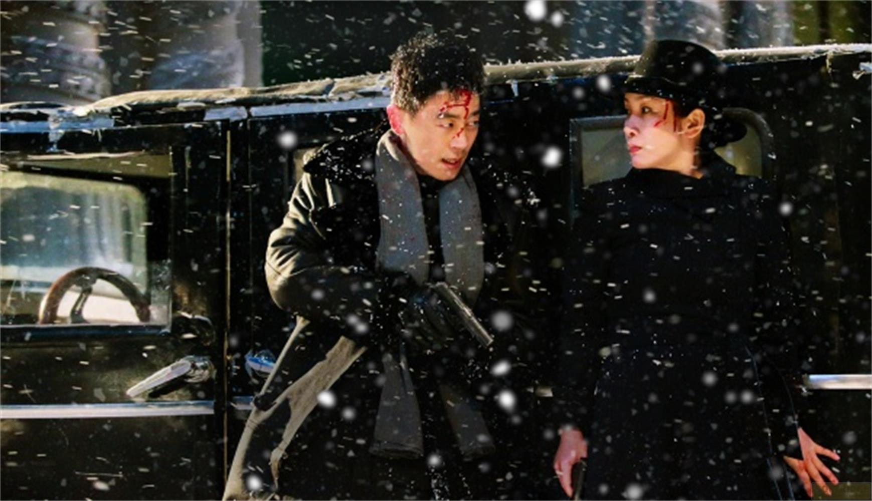 Uomo con pistola e donna accanto a un'auto nella neve.