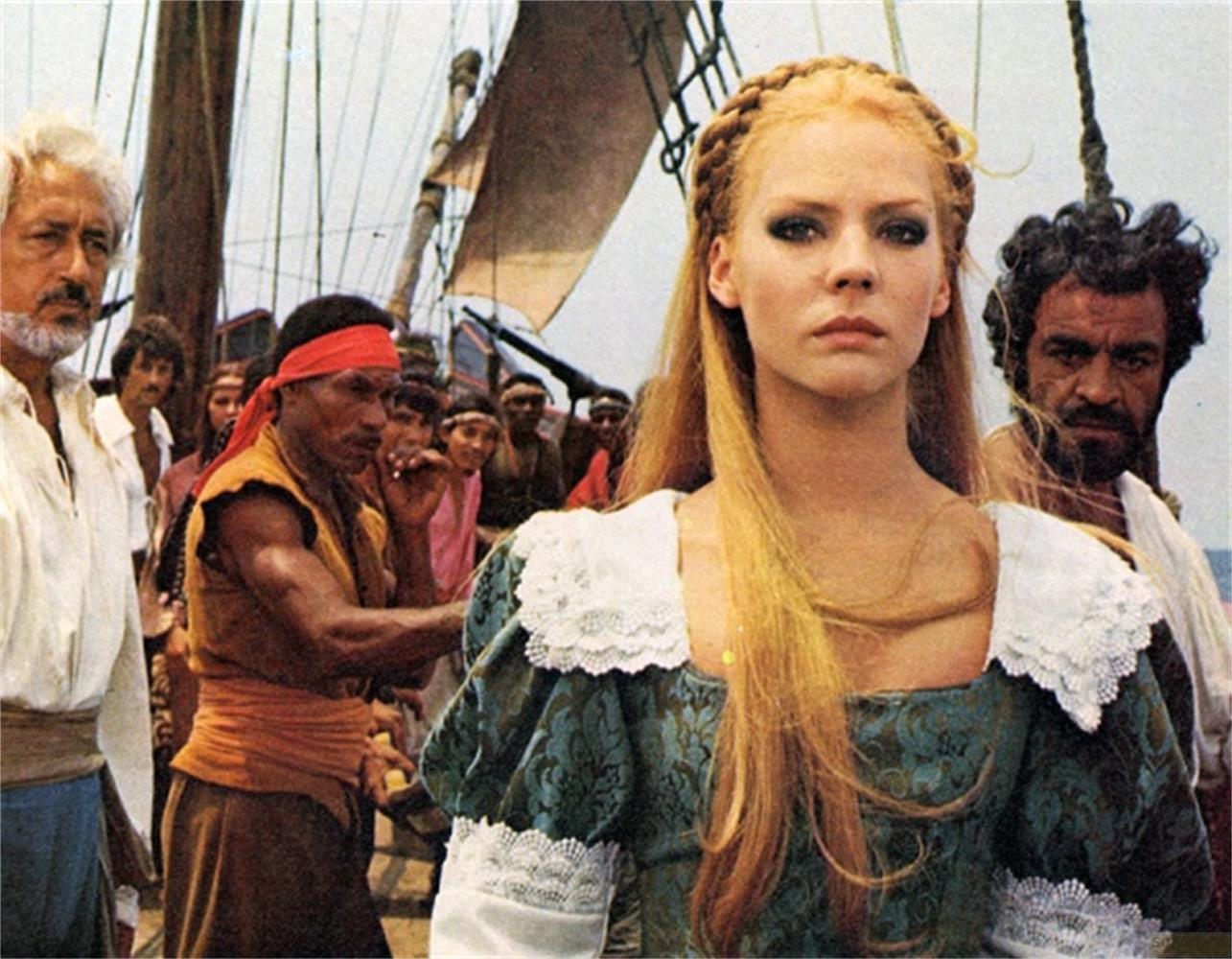 Una donna dai capelli biondi e uomini su una nave.