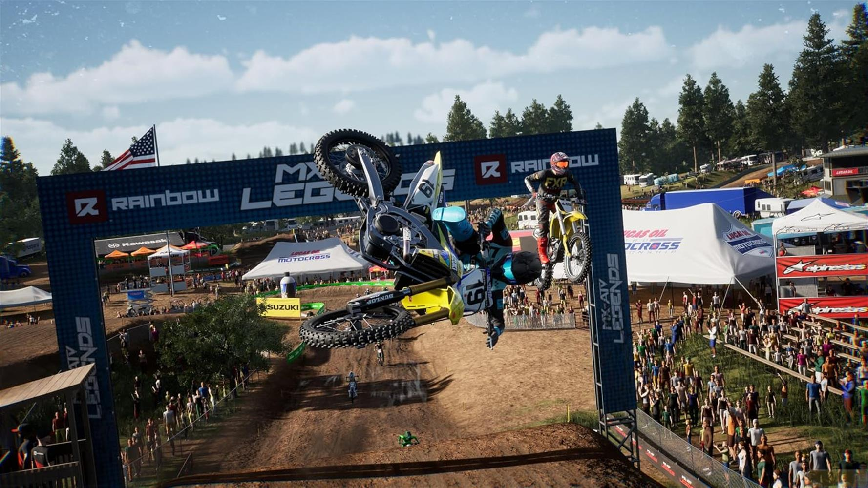 Motocross-Fahrer in der Luft, der unter dem Torbogen hindurch springt.