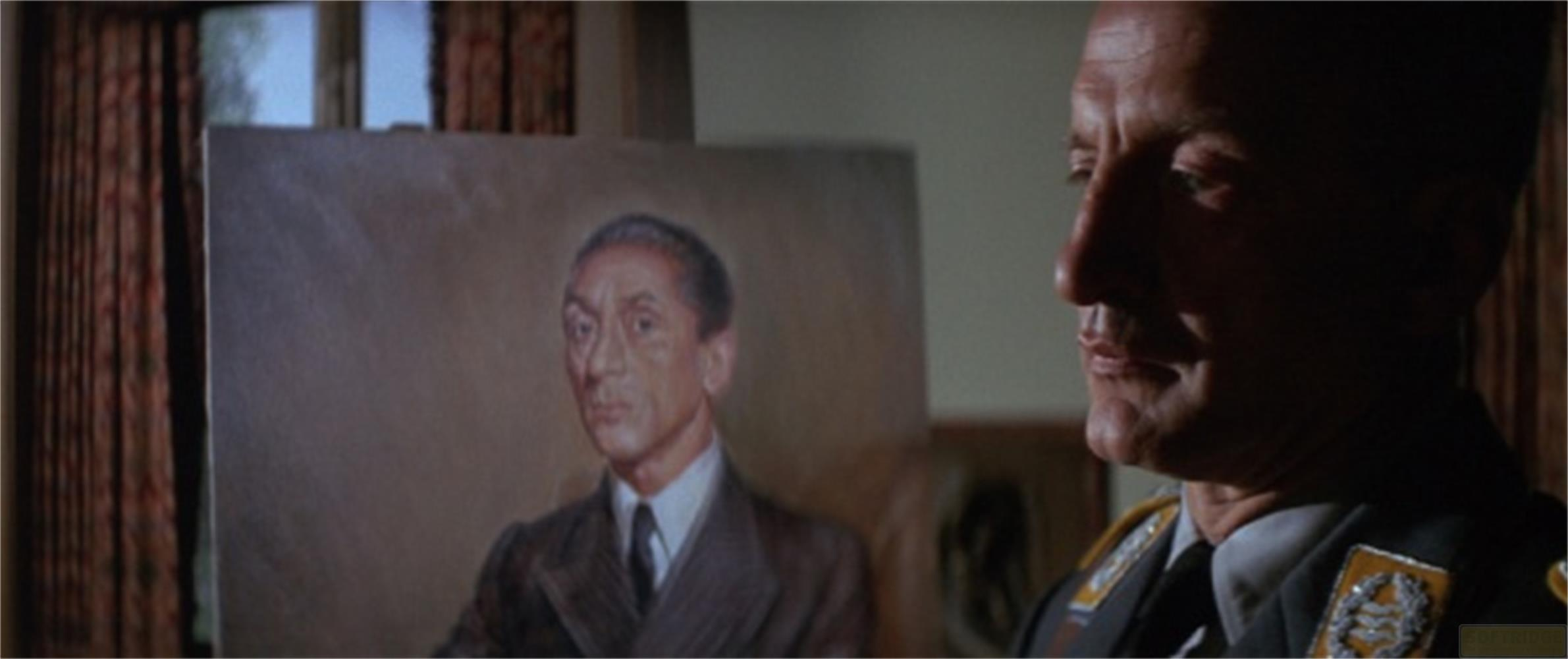 Un homme en uniforme regarde le portrait d'un homme en costume.