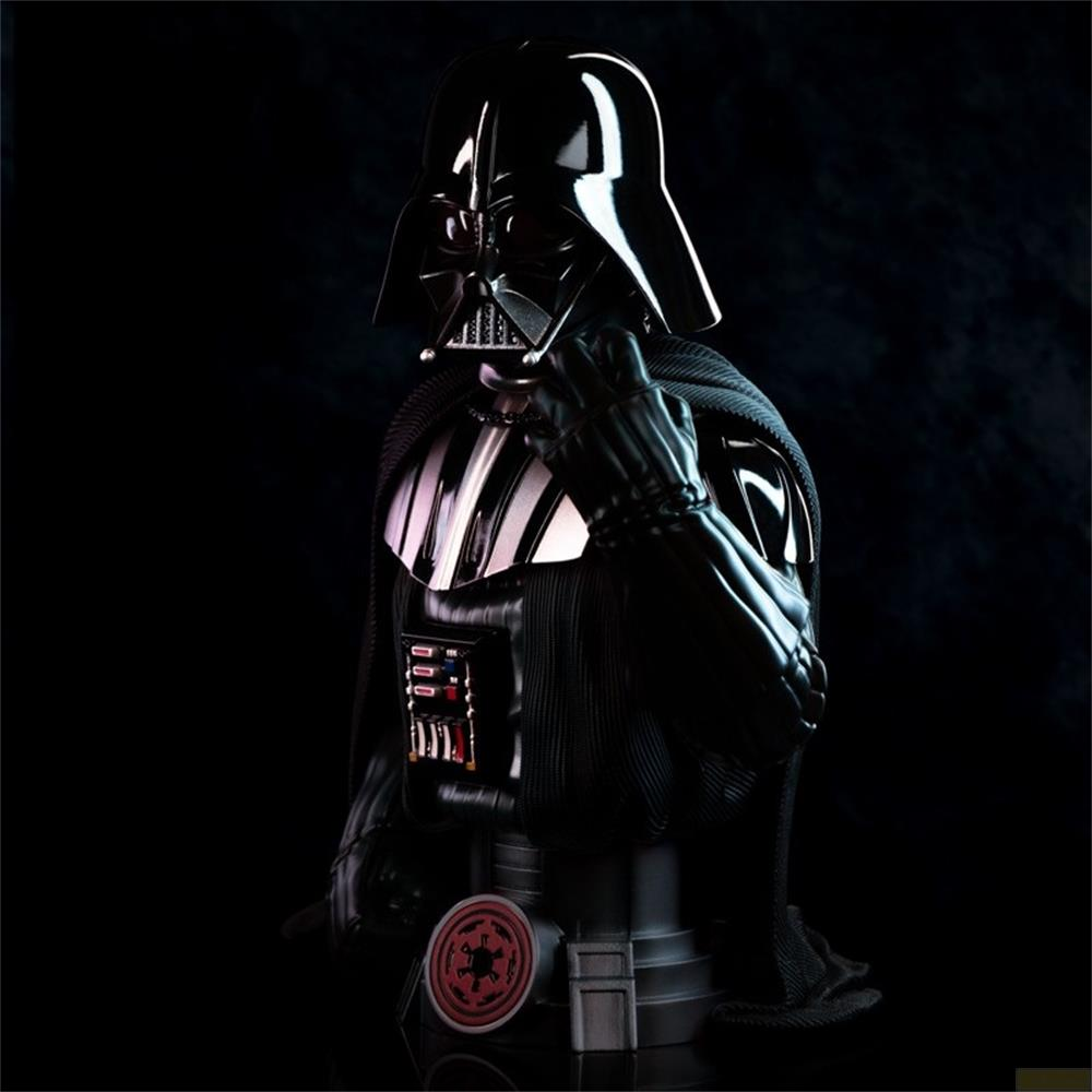 Dunkle Gestalt von Darth Vader mit Helm, Brustpanzer und Kapuze.