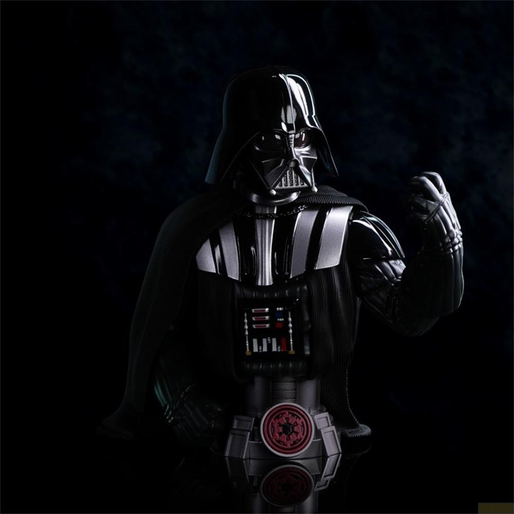 Darth Vader Figur mit Helm, Maske und Umhang vor dunklem Hintergrund.