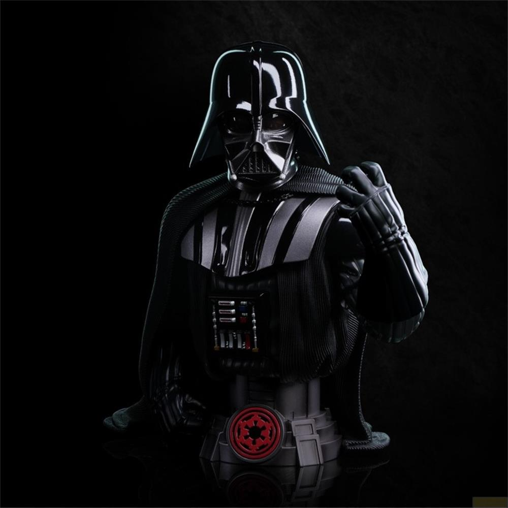 Eine Büste von Darth Vader mit schwarzer Rüstung und rotem Emblem.