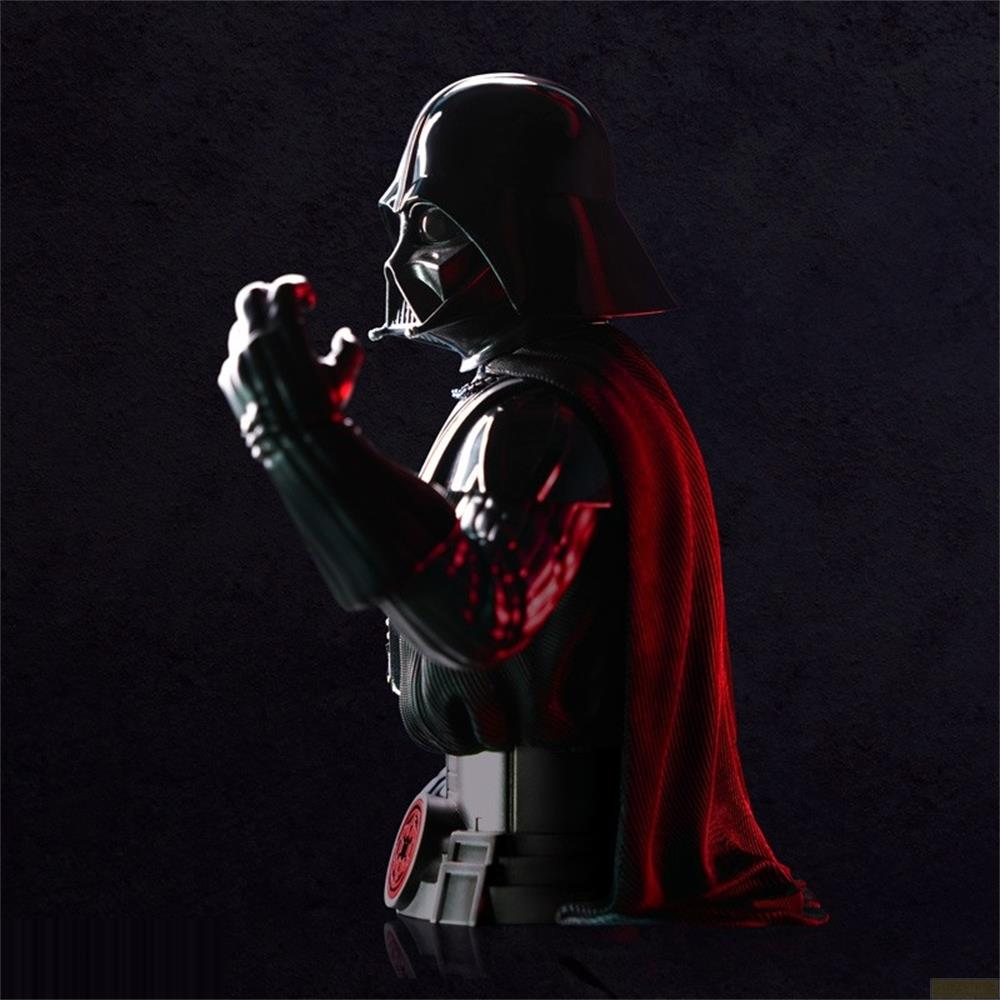 Darth Vader Büste mit rotem Umhang und dunklem Hintergrund.