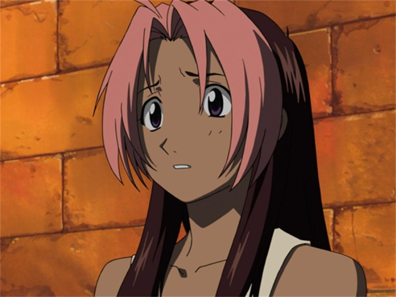 Fille d'anime aux cheveux roses et bruns devant un mur de briques orange.