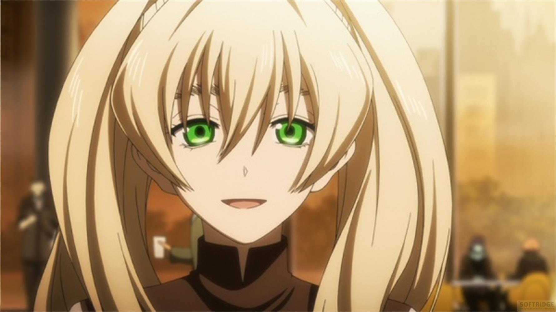 Ragazza anime con capelli biondi e occhi verdi sorride.