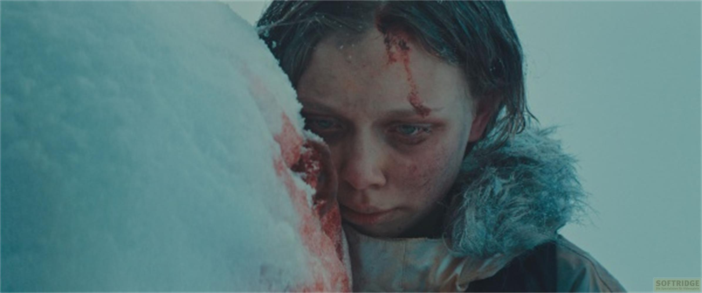 Una ragazza ferita con occhi blu e viso insanguinato nella neve.