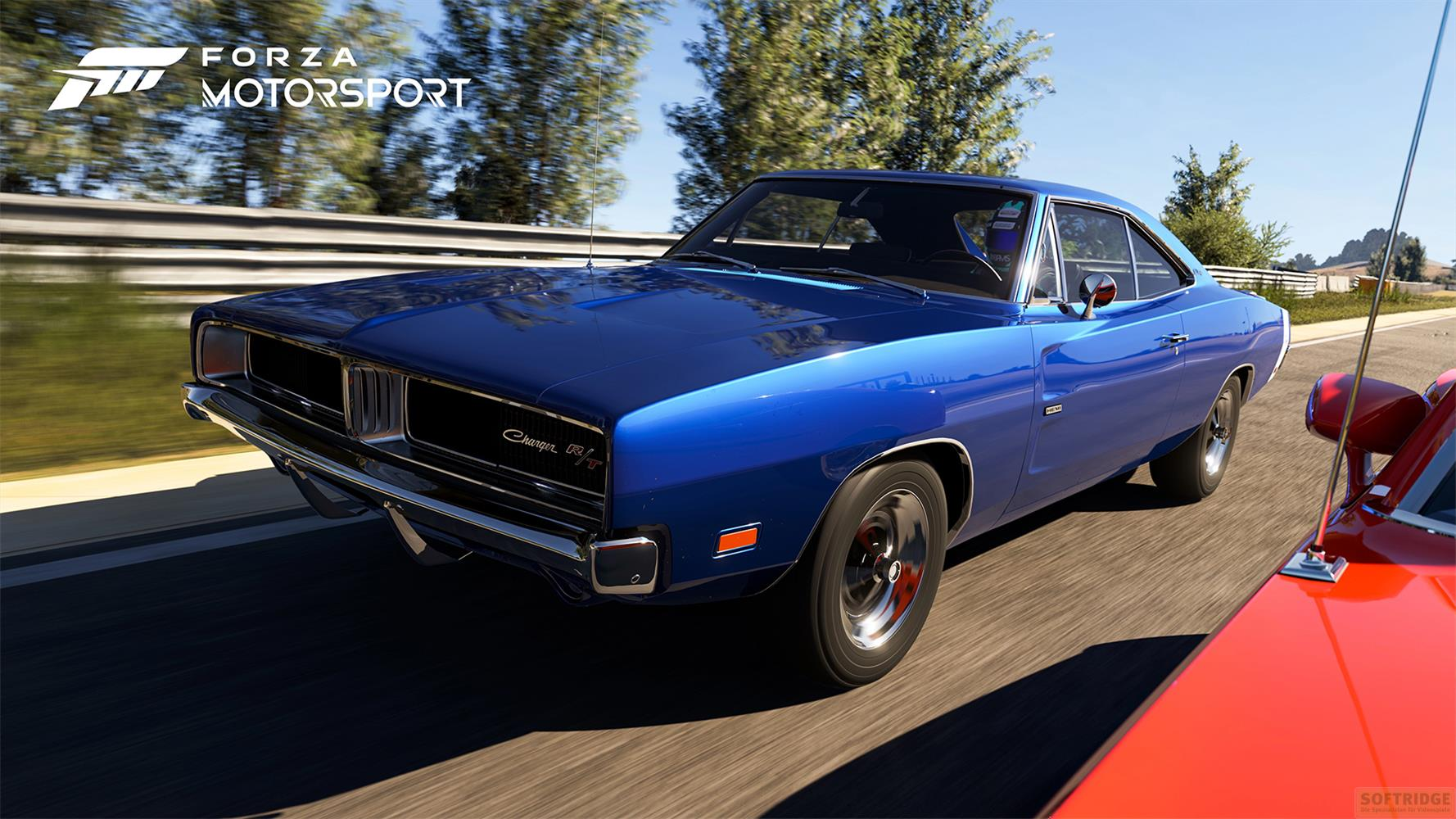 Ein blauer Dodge Charger fährt auf einer Rennstrecke. Ein rotes Auto ist rechts.