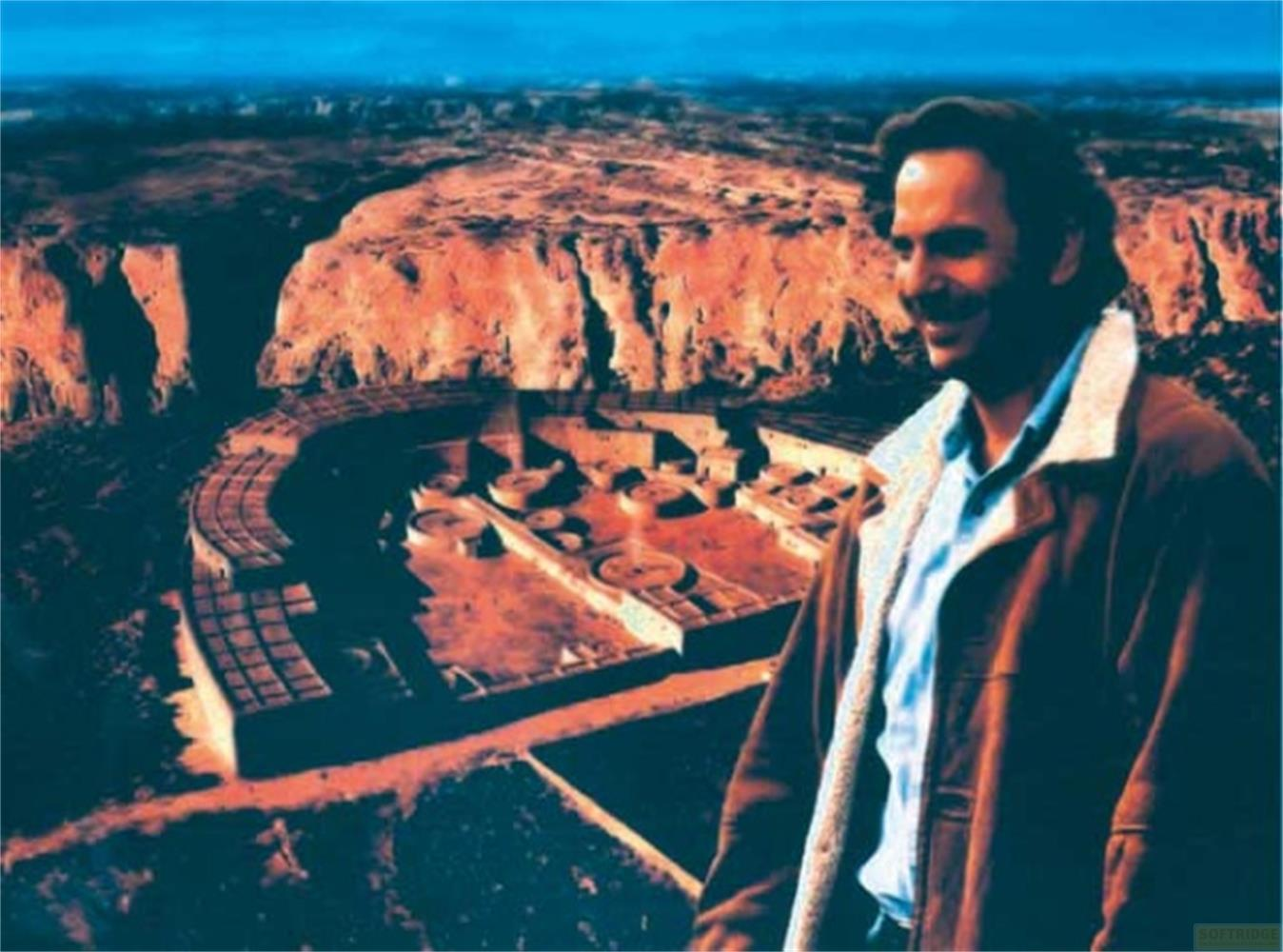 Uomo in primo piano, sito archeologico sullo sfondo.