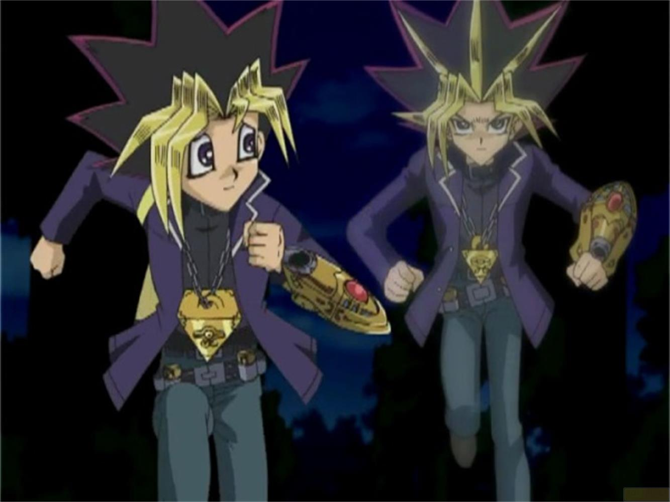 Due personaggi anime in giacche viola e jeans corrono.