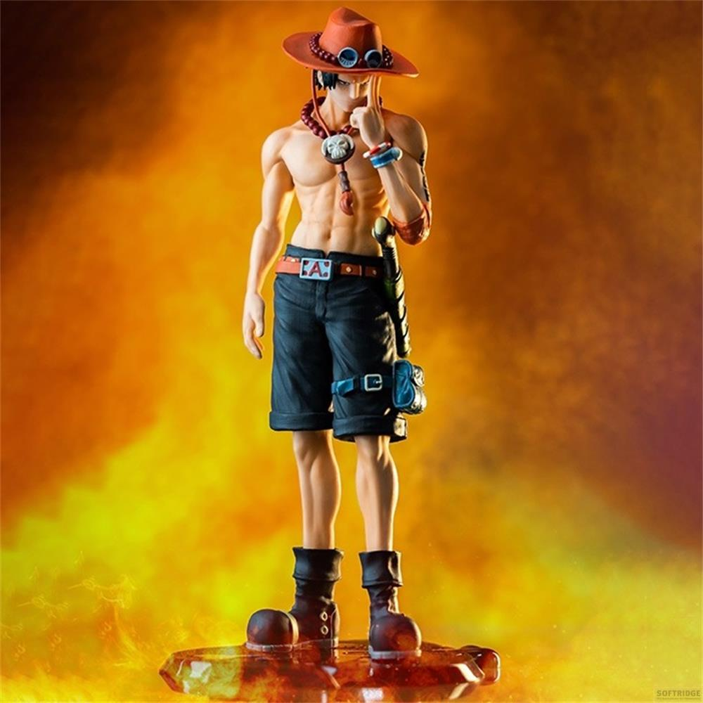Eine Actionfigur von Ace trägt einen roten Hut, Shorts und Stiefel, vor einem gelben Hintergrund.