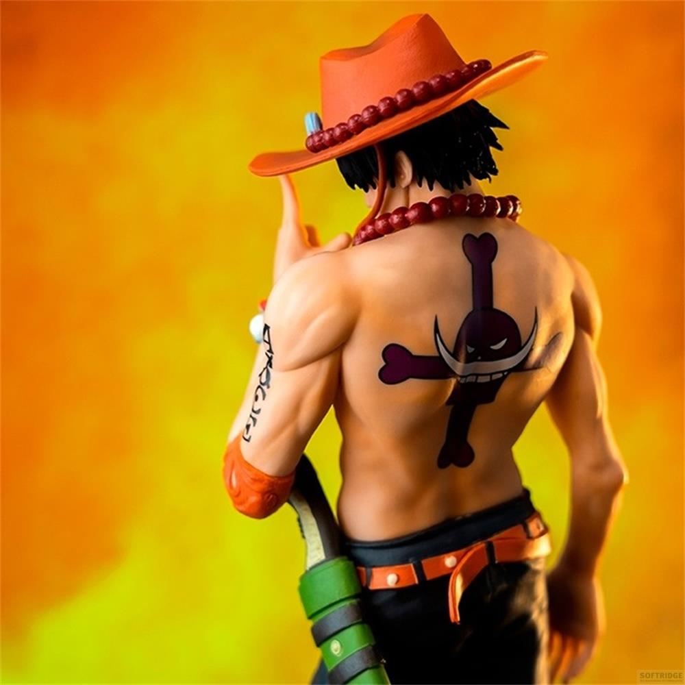 Actionfigur eines Mannes mit Hut, Totenkopf-Tattoo am Rücken, orange und gelb.