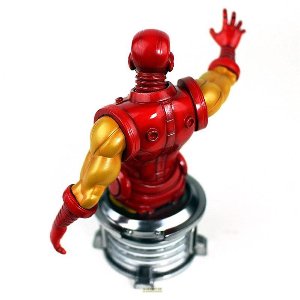 Eine rote und goldene Iron Man-Büste hebt die rechte Hand, die auf einem silbernen Sockel steht.