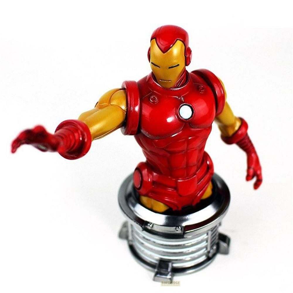 Iron Man-Büste in Rot und Gold auf einem metallischen Sockel, Arm ausgestreckt.