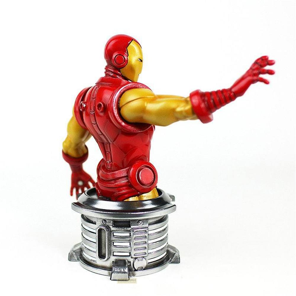 Iron Man Actionfigur-Büste in Rot und Gold, mit ausgestrecktem Arm.