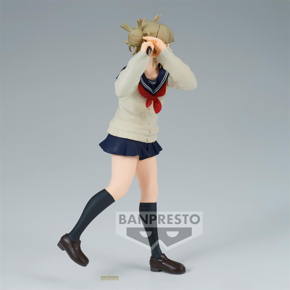 Figura de chica anime con uniforme escolar, pelo recogido, manos en los ojos.