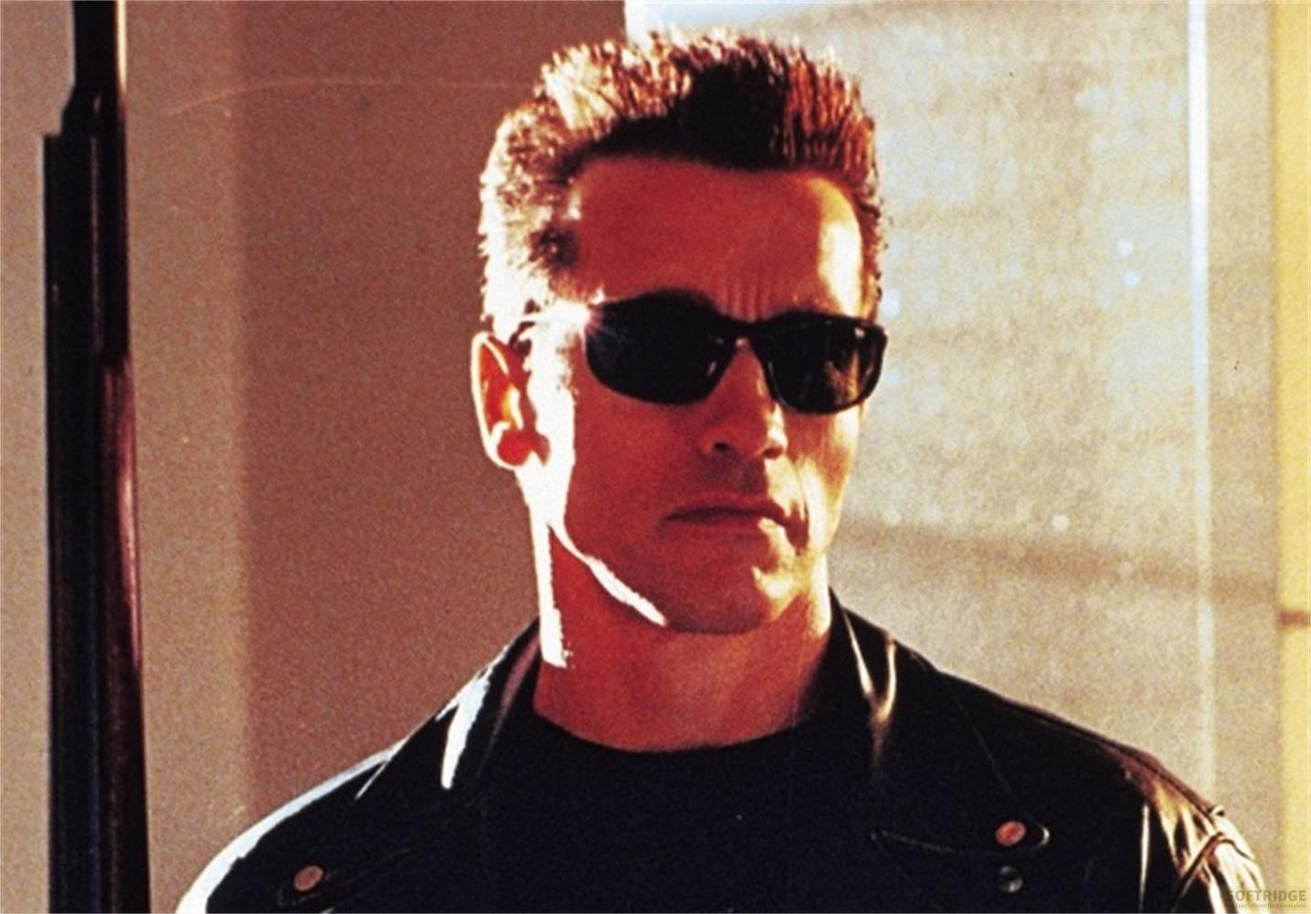 Mann mit Sonnenbrille und Lederjacke, rotes Licht.