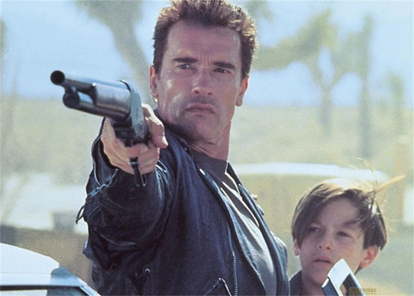Ein Mann mit Waffe und ein Junge im Freien