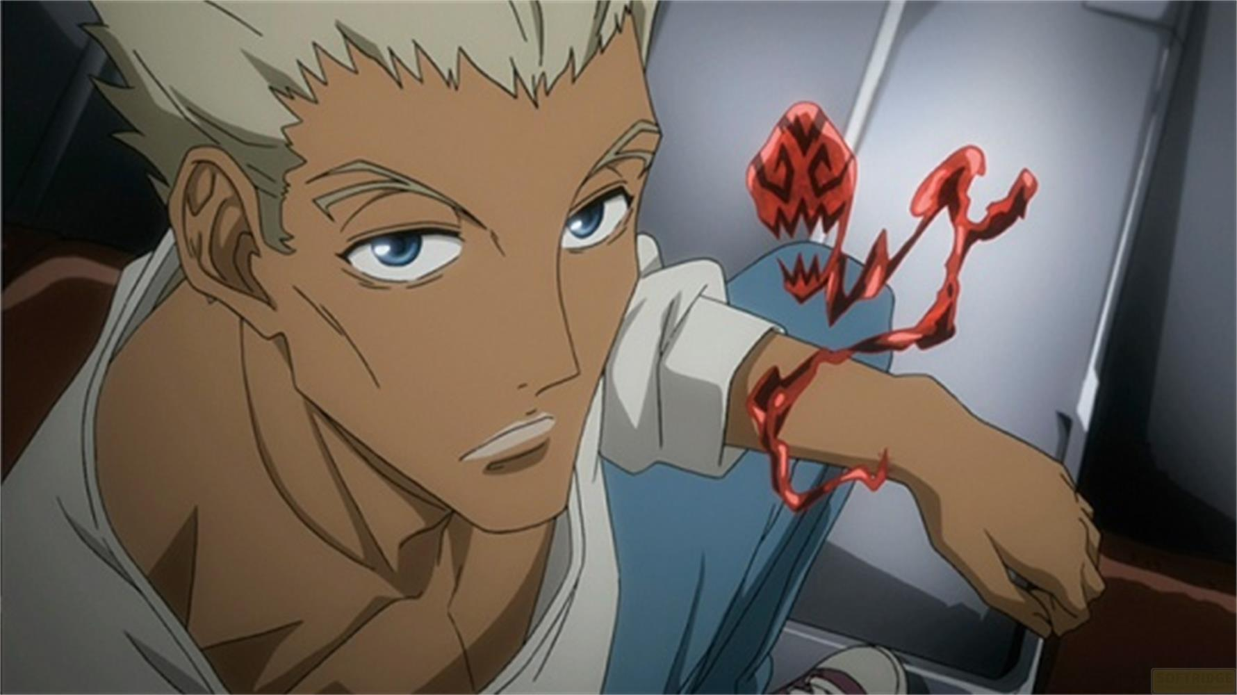 Uomo anime con occhi blu e capelli biondi, con simboli rossi sul braccio.