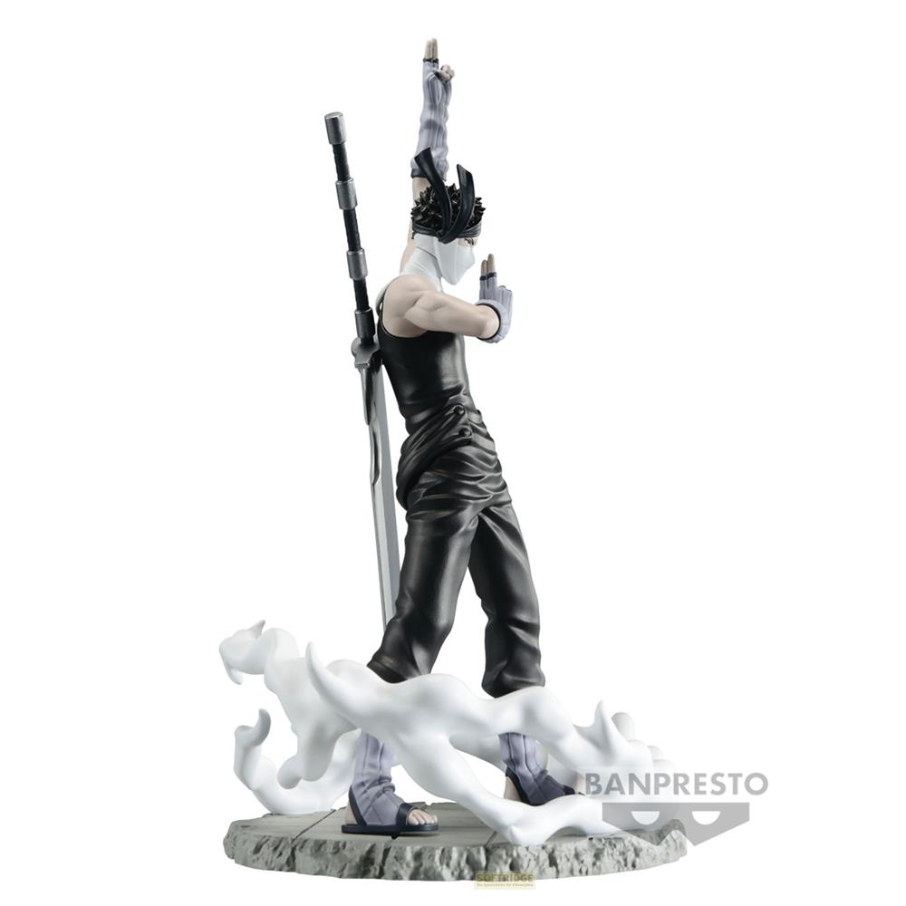 Figura enmascarada con ropa negra y espada sobre base rocosa con humo.