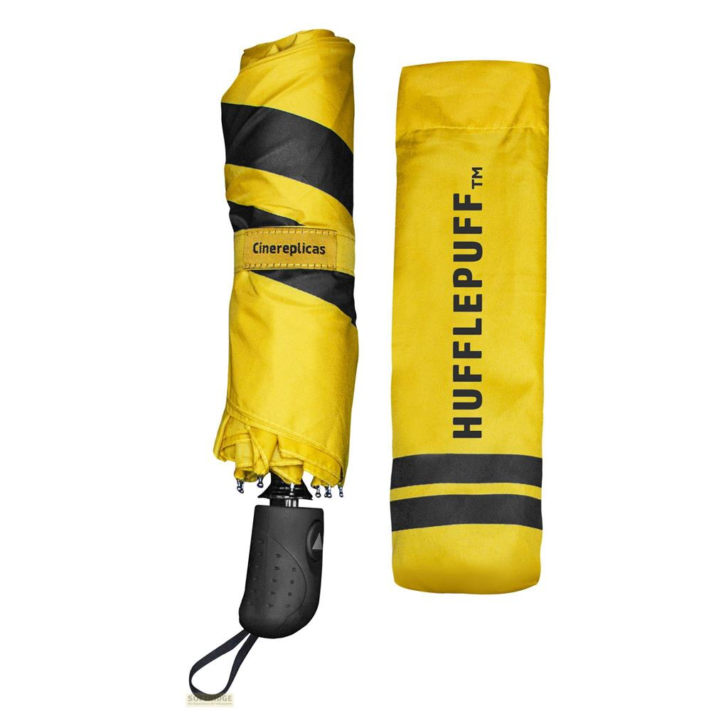 Un paraguas amarillo con rayas negras y una funda que dice "Hufflepuff".