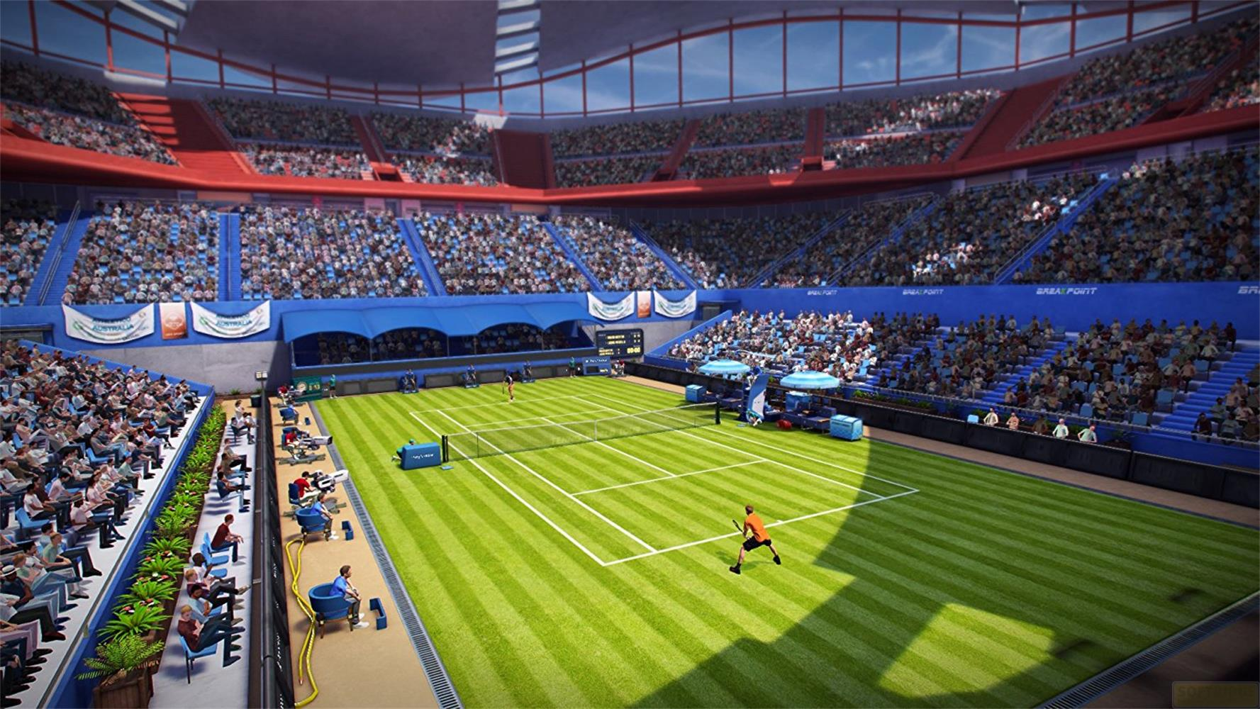Match de tennis sur court en herbe dans un stade avec spectateurs. Deux joueurs visibles.