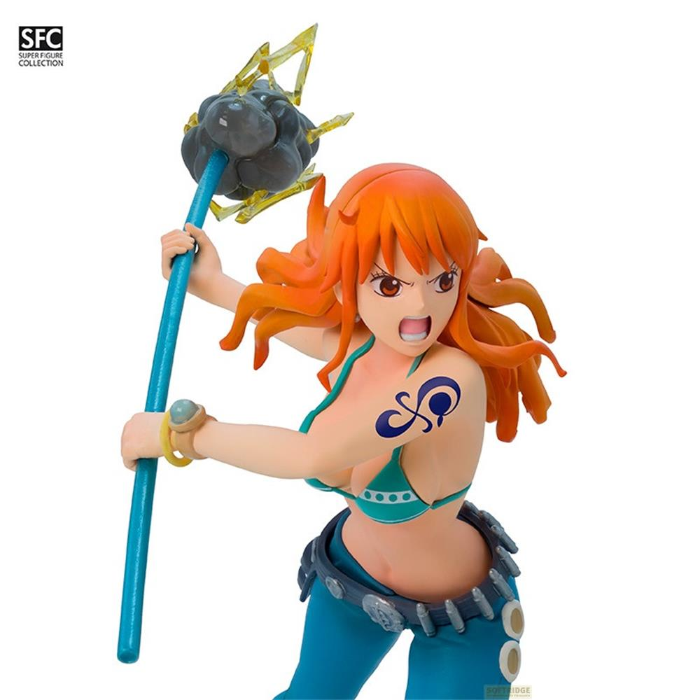 Anime-Figur Nami mit orangefarbenem Haar, hält einen Stab mit Blitz-Effekt.