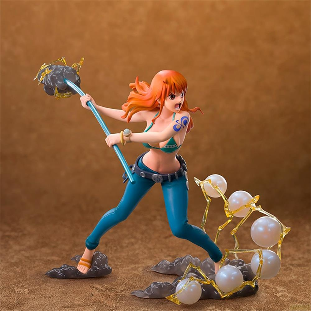 Nami-Figur mit orangefarbenem Haar, die einen Stab schwingt, blaue Kleidung, Perlen im Hintergrund.