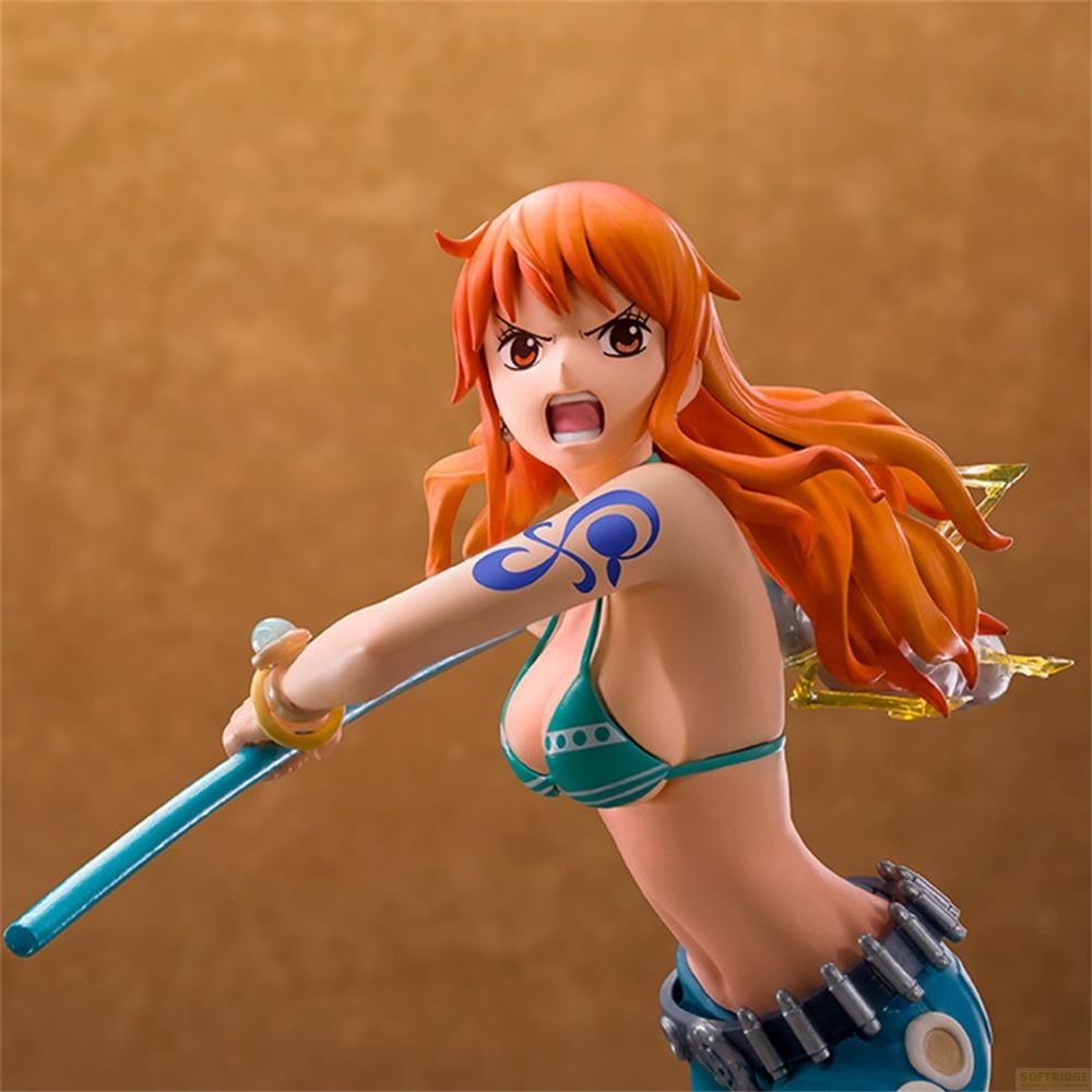 Eine Anime-Figur mit orangefarbenem Haar, die ein blaugrünes Bikini-Oberteil trägt.