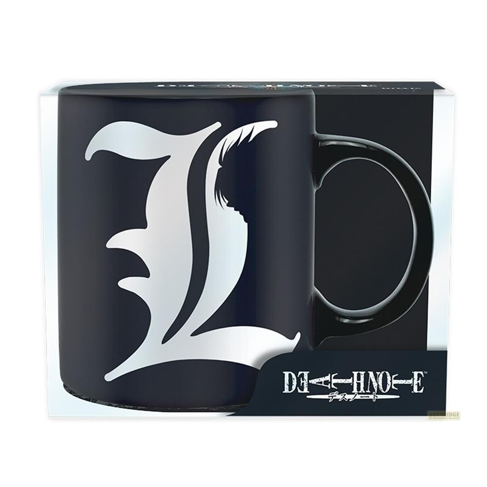 Eine schwarze Tasse mit weißem L-Logo und Anime-Figur im Karton.